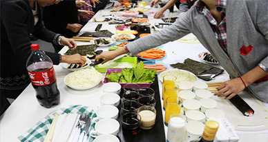 ATLAS员工一同寿司制作